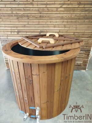 Vasca per bagno freddo TimberIN in termolegno con vasca in acciaio inox, dettaglio dell'interno