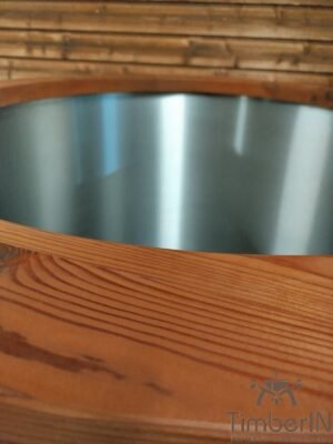 Vasca per bagno freddo TimberIN in termolegno, dettaglio del bordo in legno e della vasca in acciaio inox