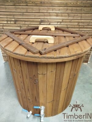 Vasca per bagno freddo TimberIN in termolegno, vista laterale con il rivestimento in legno