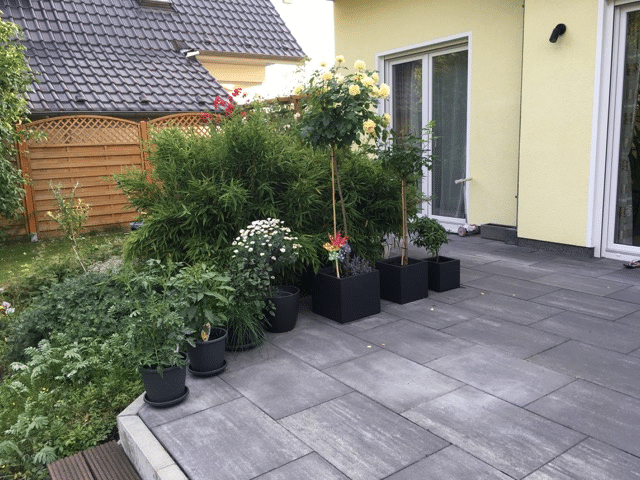 Angolo verde accanto alla terrazza prima dei lavori