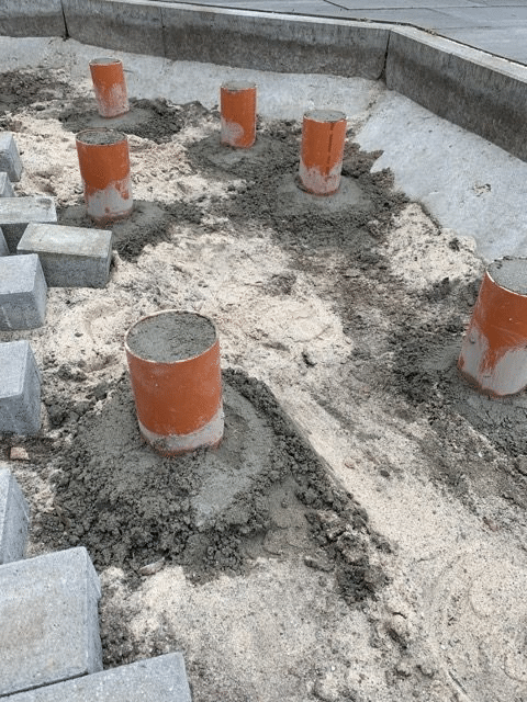 Plinti in calcestruzzo per la futura terrazza in legno