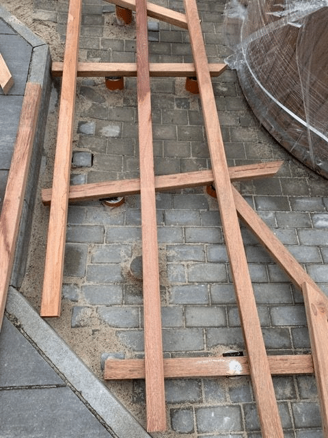 Telaio in legno della terrazza intorno alla vasca idromassaggio