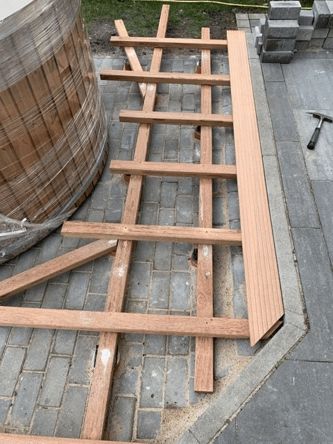 Curva della terrazza intorno alla vasca idromassaggio