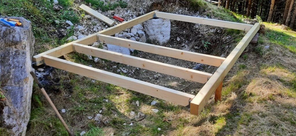 Costruzione e livellamento della base per una vasca incassata