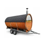TimberIN Nordic Nomad™ – sauna a botte mobile su rimorchio, su sfondo bianco