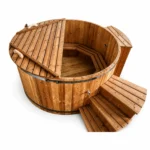TimberIN Nordic Classic™ – vasca in legno massello a doghe con panche interne sagomate e scaletta in legno a due gradini su sfondo bianco.