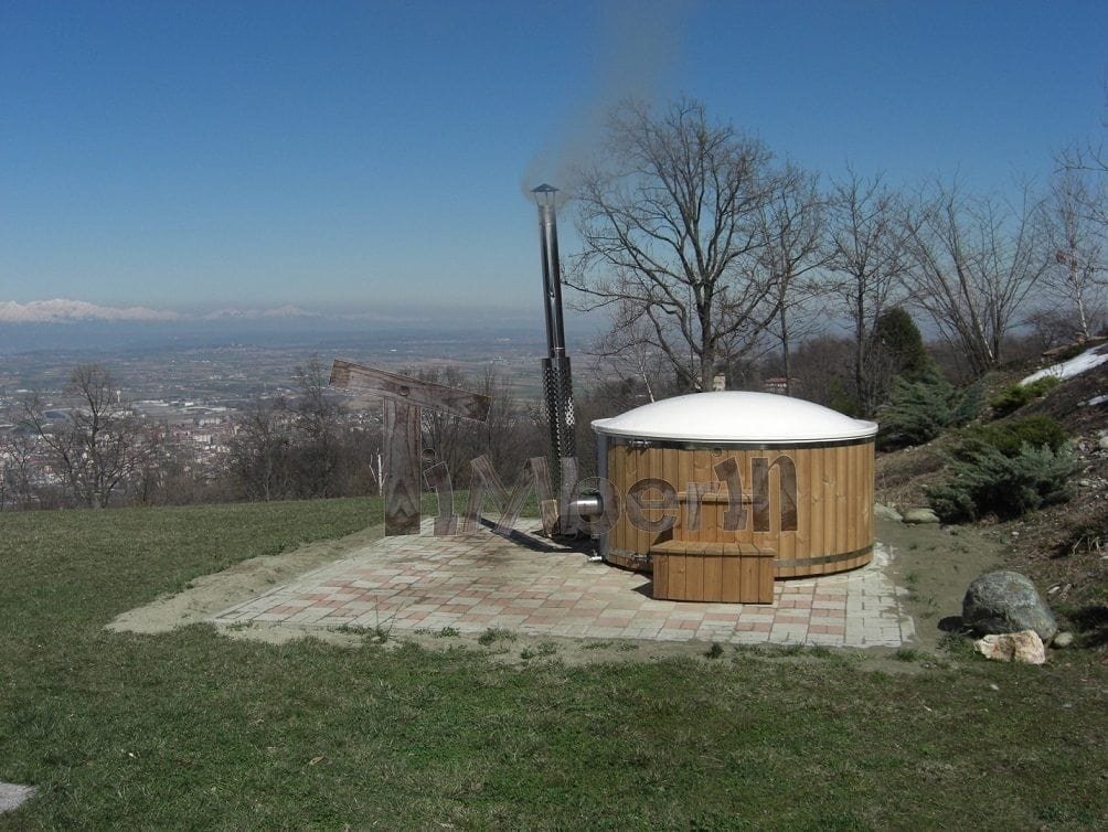 Vasca idromassaggio con coperchio su una terrazza con vista sulla pianura