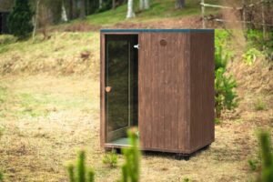 Sauna da esterno TimberIN Nordic Cube nella misura S in giardino