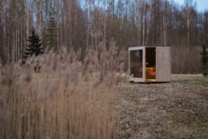 Sauna moderna TimberIN Nordic Cube in riva a un lago