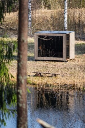 Sauna TimberIN Nordic Cube con vista su uno stagno