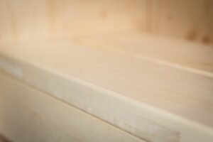 Interno della sauna TimberIN Nordic Cube, dettaglio della panca