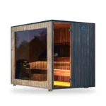 Sauna moderna da esterno TimberIN Nordic Cube in CLT con vetrata, foto da studio su sfondo bianco