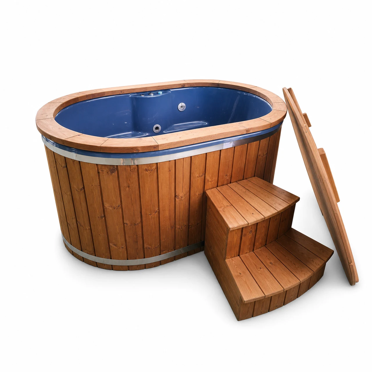 TimberIN Nordic Duo – vasca ovale per due persone con vasca interna blu in vetroresina, rivestimento in legno termotrattato, scaletta in legno e coperchio isolato appoggiato su sfondo bianco.