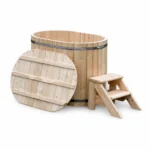 TimberIN Nordic Duo™ Wood – vasca ovale in legno massello per due persone con panche curve, scaletta in legno e coperchio rotondo in legno su sfondo bianco.