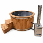 TimberIN Nordic™ External Comfort – vasca idromassaggio da esterno con stufa esterna, su sfondo bianco