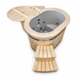 TimberIN Nordic Oval™ Duo – vasca ovale per due persone con rivestimento in legno chiaro, vasca interna grigia sagomata, schienale rialzato, scaletta in legno e copertura su sfondo bianco.