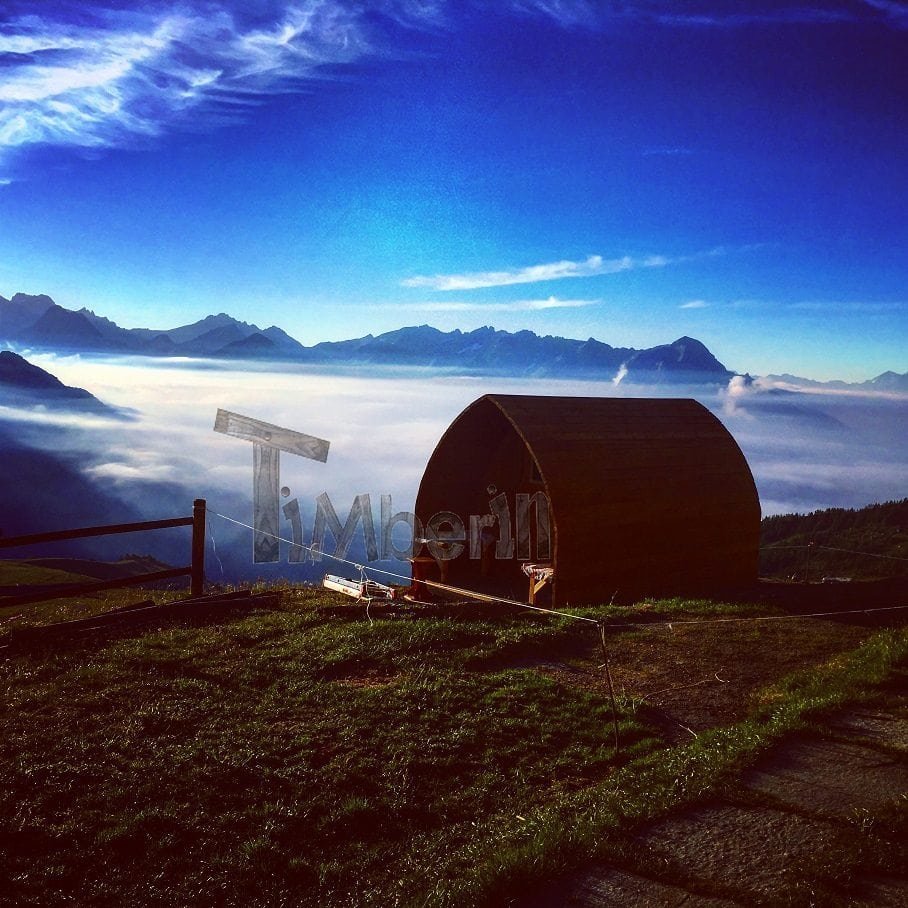 Sauna a igloo in legno in montagna sopra un mare di nuvole