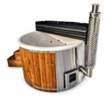 TimberIN Nordic Rojal con vasca interna in vetroresina grigia, getti di massaggio, rivestimento in legno termotrattato, stufa a legna integrata in acciaio inox, camino, scaletta in legno e coperchio isolato nero su fondo bianco