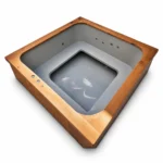 Vasca quadrata TimberIN Nordic Square con vasca interna grigia sagomata, panca perimetrale, zona piedi ribassata e bocchette idromassaggio su sfondo bianco