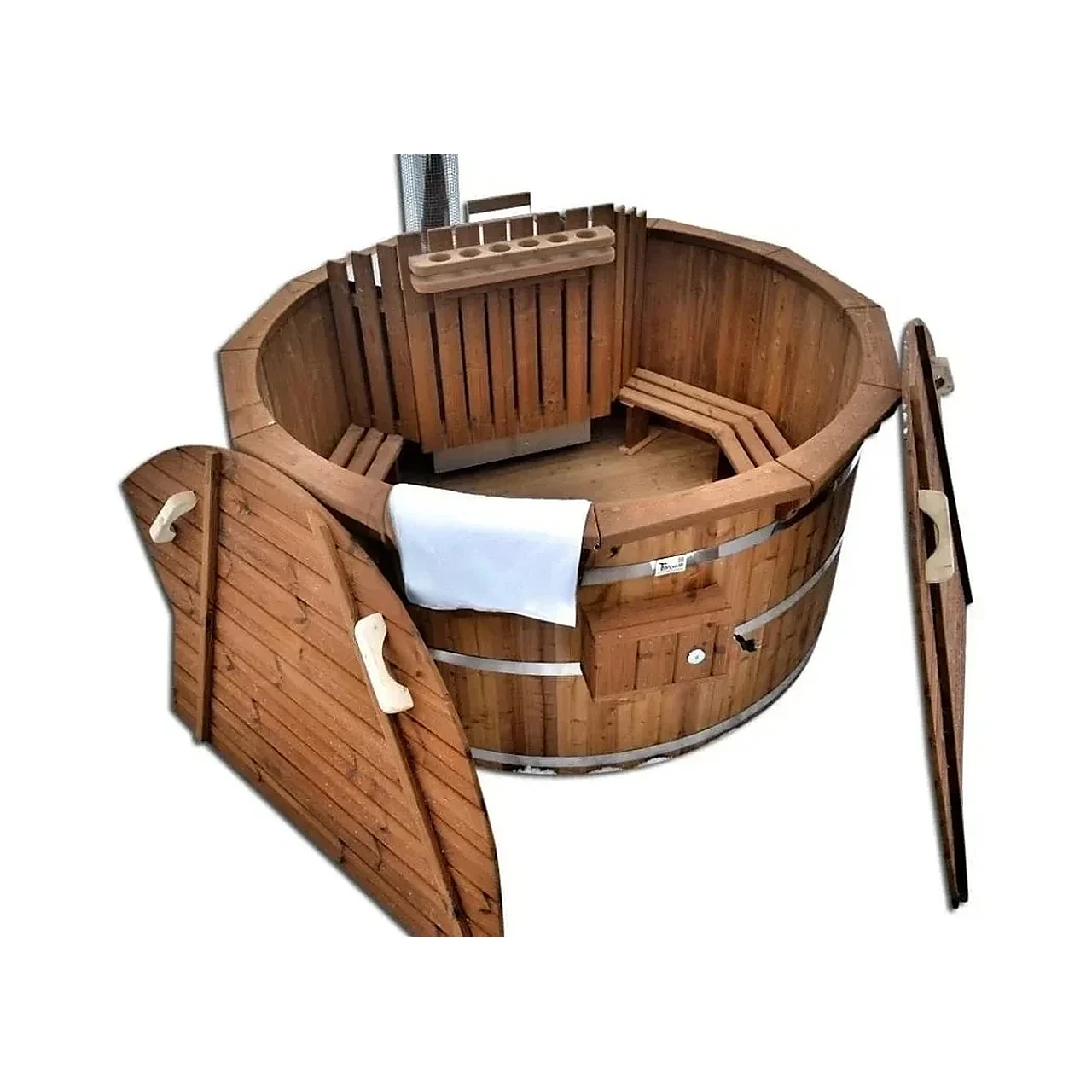 TimberIN Nordic™ Deluxe – vasca rotonda in legno termotrattato con interno in legno, schienale rialzato, stufa a legna integrata e camino, scaletta in legno e pagaia su sfondo bianco.