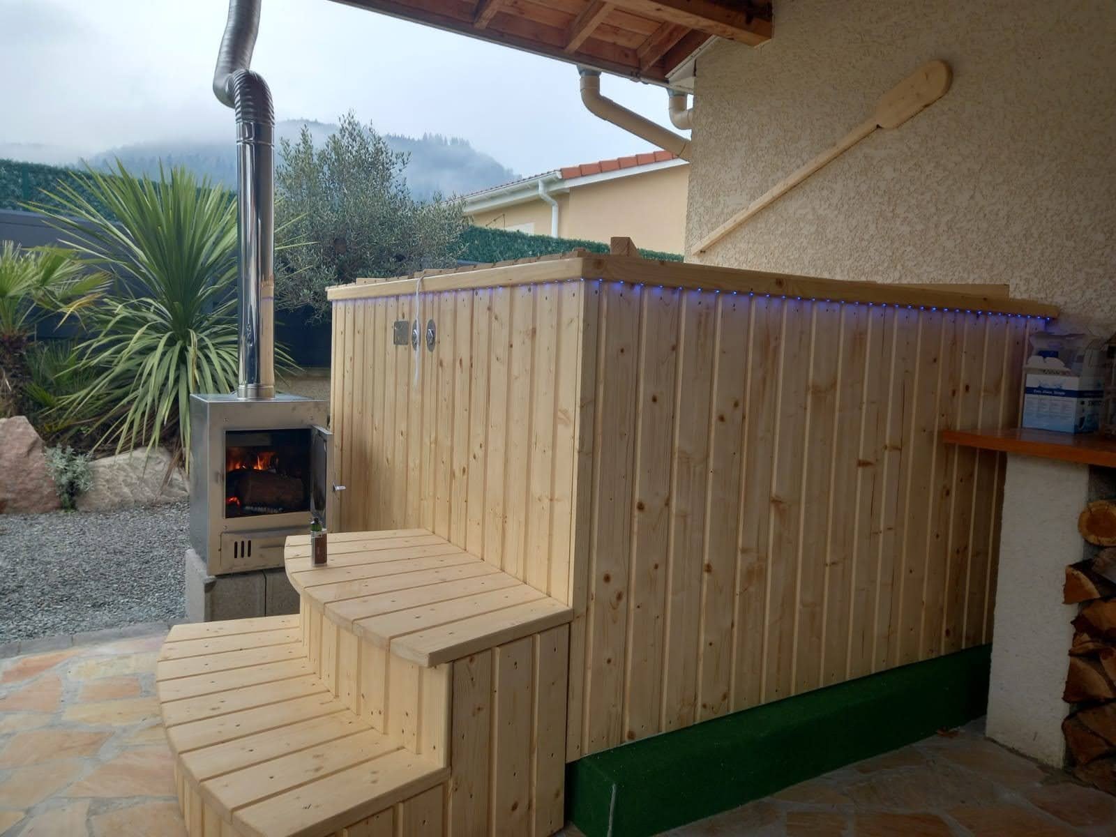 Vasca idromassaggio da esterno in legno con stufa a legna esterna in acciaio inox e canna fumaria